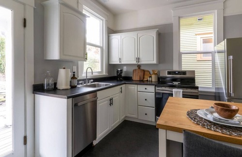 Minor House | Bright & Cozy Home | Walkable, Private Yard + WiFi