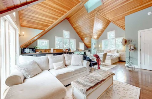 Wolfeboro Apartment | Bright & Cozy Studio w/Hot Tub | Walk to Lake