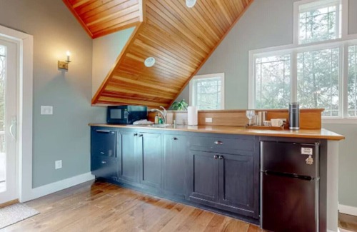 Wolfeboro Apartment | Bright & Cozy Studio w/Hot Tub | Walk to Lake