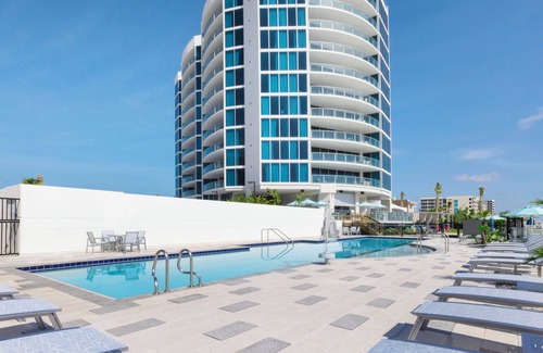 Daytona Beach Condo | Bright Daytona Beach 2BR Suite: Pool, Gym & Ocean View 806