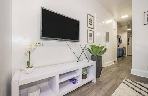 Fairlawn Apartment | Bright DC Retreat Extended Stays Welcome w/Parking