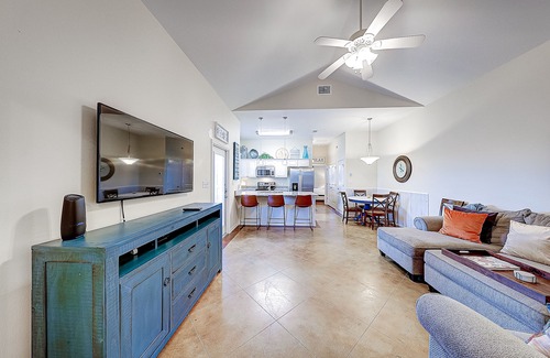 Corpus Christi House | Bright, dog-friendly townhome with free wifi and a private yard - near the water