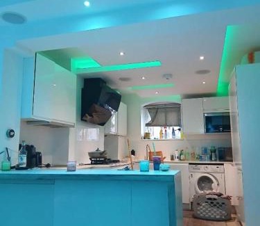 Perry Vale House | Bright Double Room w Private Bath Easy Access Free Breakfast