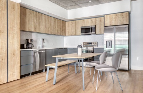 City West Apartment | Bright Downtown 1BR w/Pool, Gym & W/D near Staples Center, by Blueground (LAX 546)