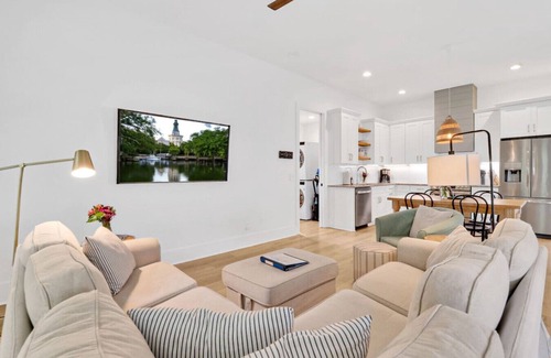 Northwest Quadrant Cottage | Bright Dreamy Cottage-Walkable to Water & Downtown
