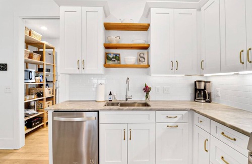Northwest Quadrant Cottage | Bright Dreamy Cottage-Walkable to Water & Downtown