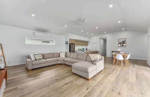 Waterhouse House | Bright & Easy- Pet Friendly Outside 7 Cobb n Co Way Robe