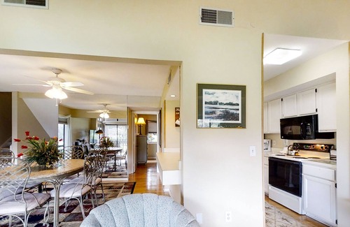 Palmetto Dunes Condo | Bright & eclectic villa w/ balcony & golf course view - close to the beach!