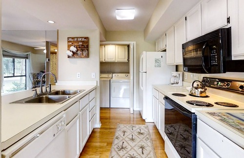 Palmetto Dunes Condo | Bright & eclectic villa w/ balcony & golf course view - close to the beach!