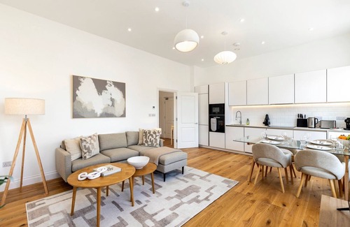 Redcliffe Apartment | Bright & Elegant Chelsea Getaway: Private Balcony!