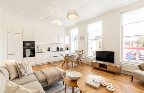 Redcliffe Apartment | Bright & Elegant Chelsea Getaway: Private Balcony!