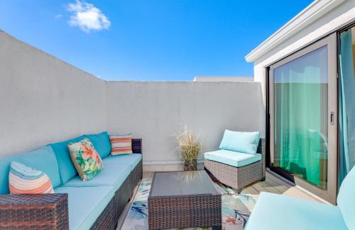 Englewood Apartment | Bright Englewood Gem Rooftop Patio, Walk to Beach