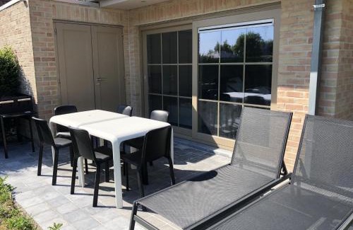 Adinkerke House | Bright Family Stay with Bikes, cleaning included