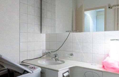 Gundeldingen Apartment | Bright Flat with Workspace near Downton