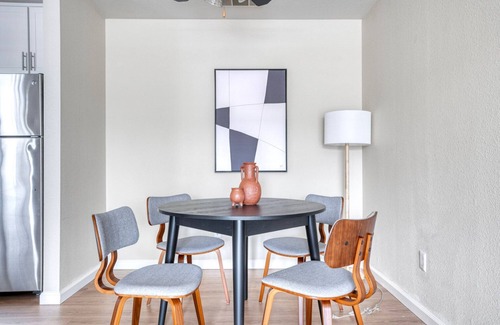 Foster City Apartment | Bright Foster City 2BR w/Gym, Pool & W/D, nr shops, by Blueground