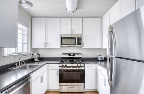 Foster City Apartment | Bright Foster City 2BR w/Gym, Pool & W/D, nr shops, by Blueground