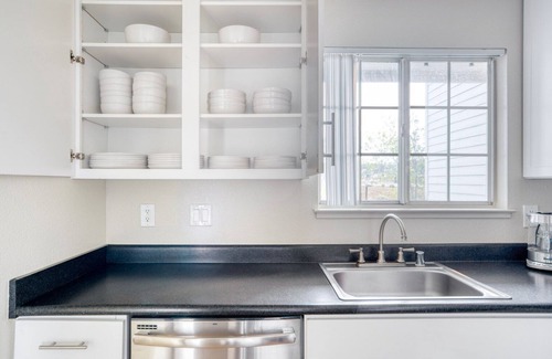 Foster City Apartment | Bright Foster City 2BR w/Gym, Pool & W/D, nr shops, by Blueground