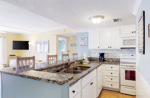 Orange Beach Condo | Bright & fun condo with pool, beach access, private balcony & central AC