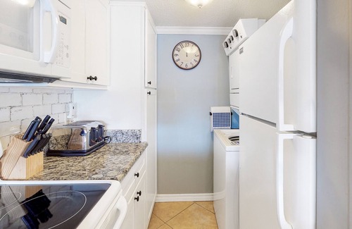 Orange Beach Condo | Bright & fun condo with pool, beach access, private balcony & central AC