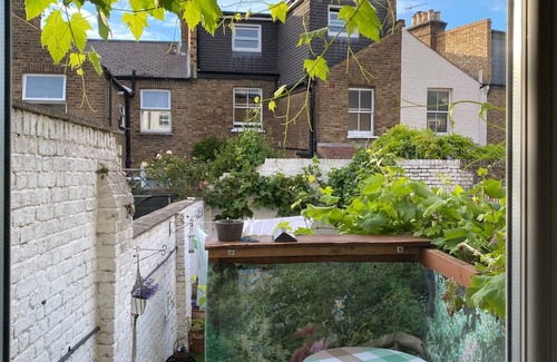 Walpole Apartment | Bright garden apartment in Ealing - 5 minutes from the Piccadilly line