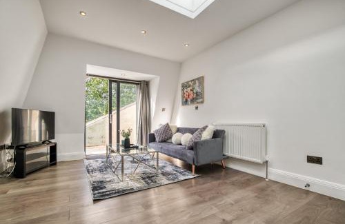 Southfields Apartment | Bright & Glamorous Apartment 1BR 1BA Private Balcony