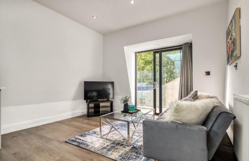 Southfields Apartment | Bright & Glamorous Apartment 1BR 1BA Private Balcony