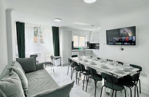 Queen's Park Apartment | Bright Ground Floor Flat