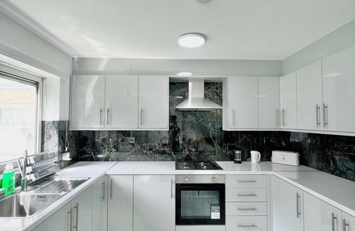 Queen's Park Apartment | Bright Ground Floor Flat