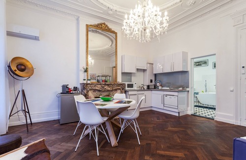 Sete Apartment | Bright Haussman apartment in the heart of the city - pedestrian street
