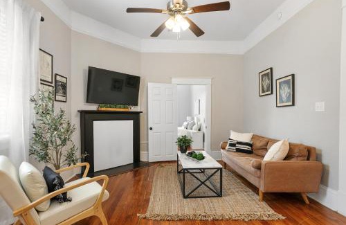 Metropolitan Apartment | Bright Historic Home, Recently Renovated, Near Downtown, SCAD, & Starland Yard