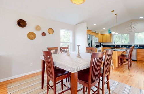 Rockaway Beach House | Bright home near beach with fast WiFi, fireplace & washer/dryer