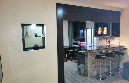 New Grove House | Bright house 10 minutes from Blue Bay Beach
