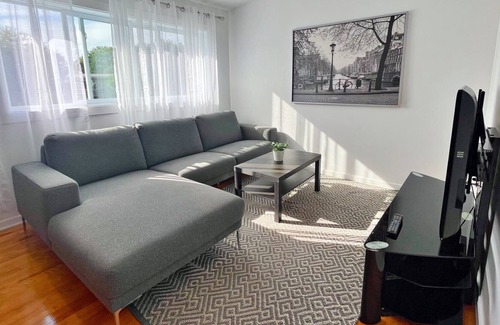 Preville House | Bright house 15mins to DT Montreal, with free parking
