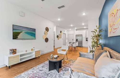 Lake Buena Vista Apartment | Bright King Suite w/Pool + Gym and Near Parks