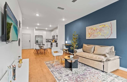 Lake Buena Vista Apartment | Bright King Suite w/Pool + Gym and Near Parks