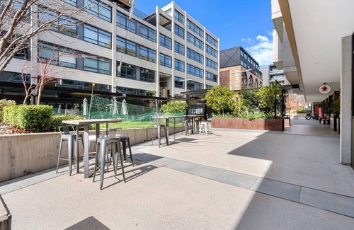 Kingston Apartment | Bright Kingston Stay with Balcony Access