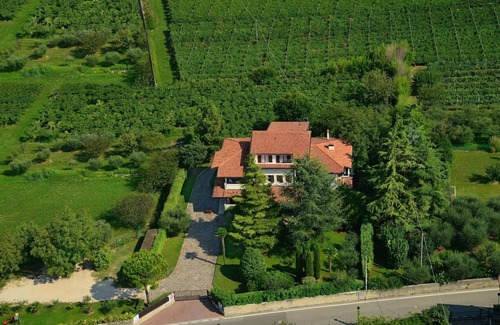 Colà Di Lazise Apartment | Bright lake view apartment near Lake Garda amusement parks