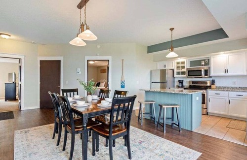 Nisswa Condo | Bright Lakefront Getaway, steps from sandy Gull Lake beach