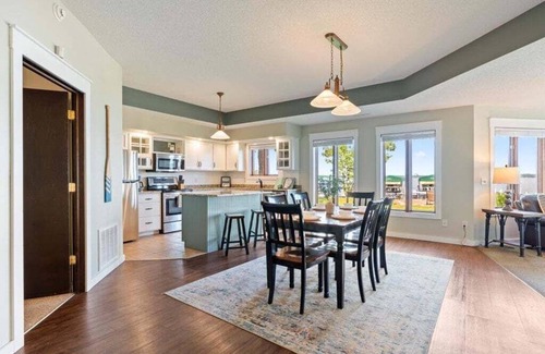 Nisswa Condo | Bright Lakefront Getaway, steps from sandy Gull Lake beach
