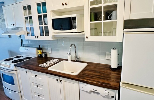 Magog Condo | Bright lakeside condo