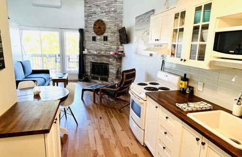 Magog Condo | Bright lakeside condo