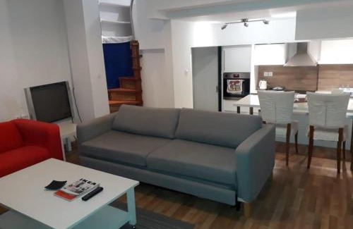 Amarousion Apartment | BRIGHT MEZZANINE FLAT WITH GARDEN