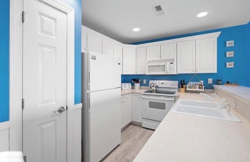 Midtown Ocean City Condo | Bright Midtown Condo with pool/hot tub restaurants, family spots, and the beach!