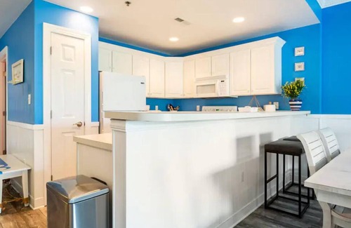 Midtown Ocean City Condo | Bright Midtown Condo with pool/hot tub restaurants, family spots, and the beach!