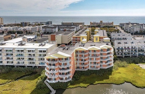 Midtown Ocean City Condo | Bright Midtown Condo with pool/hot tub restaurants, family spots, and the beach!