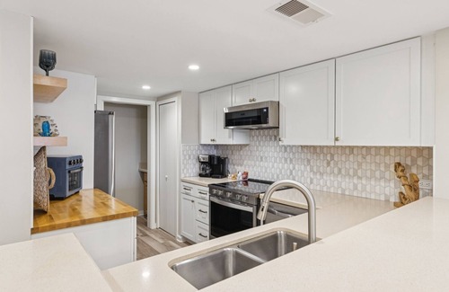 Shelter Cove House | Bright & Modern Pet Friendly Beach Getaway