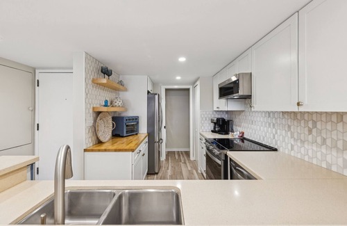 Shelter Cove House | Bright & Modern Pet Friendly Beach Getaway