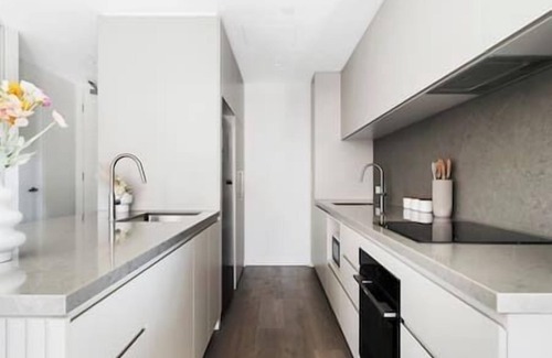 Malvern East Apartment | Bright & Modern 1BR Apt w/Balcony & Parking