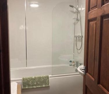 Central Aberdeen Apartment | Bright modern 2 bedroom apartment Free parking and WI-FI