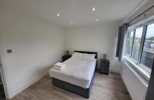 Sutton Central Apartment | Bright Modern 3 Bedroom Apartment